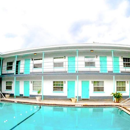 סיינט פיטרסברג Uptown Inn & Suites מראה חיצוני תמונה