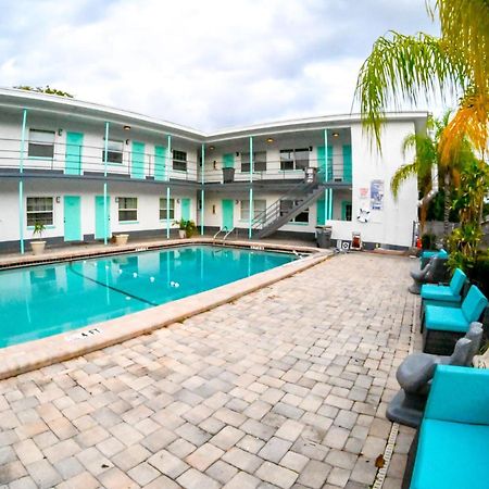 סיינט פיטרסברג Uptown Inn & Suites מראה חיצוני תמונה