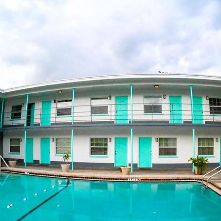 סיינט פיטרסברג Uptown Inn & Suites מראה חיצוני תמונה