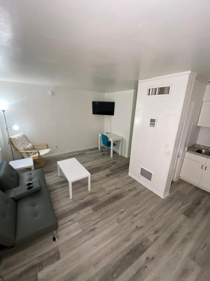 סיינט פיטרסברג Uptown Inn & Suites מראה חיצוני תמונה