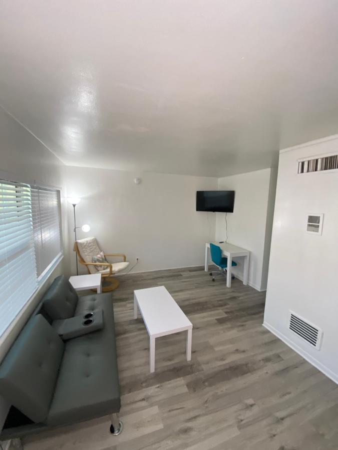 סיינט פיטרסברג Uptown Inn & Suites מראה חיצוני תמונה