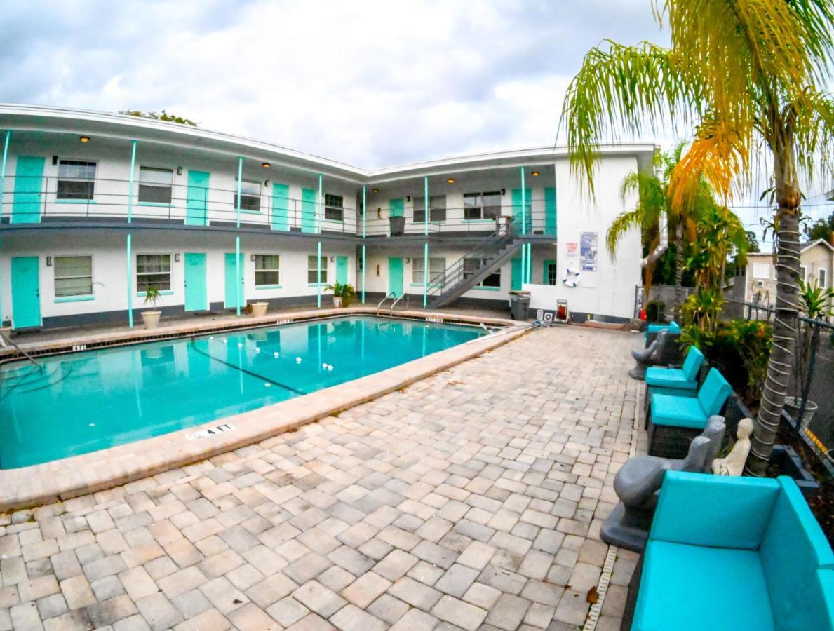 סיינט פיטרסברג Uptown Inn & Suites מראה חיצוני תמונה