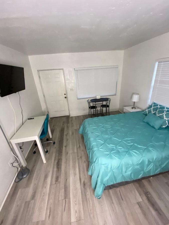 סיינט פיטרסברג Uptown Inn & Suites מראה חיצוני תמונה