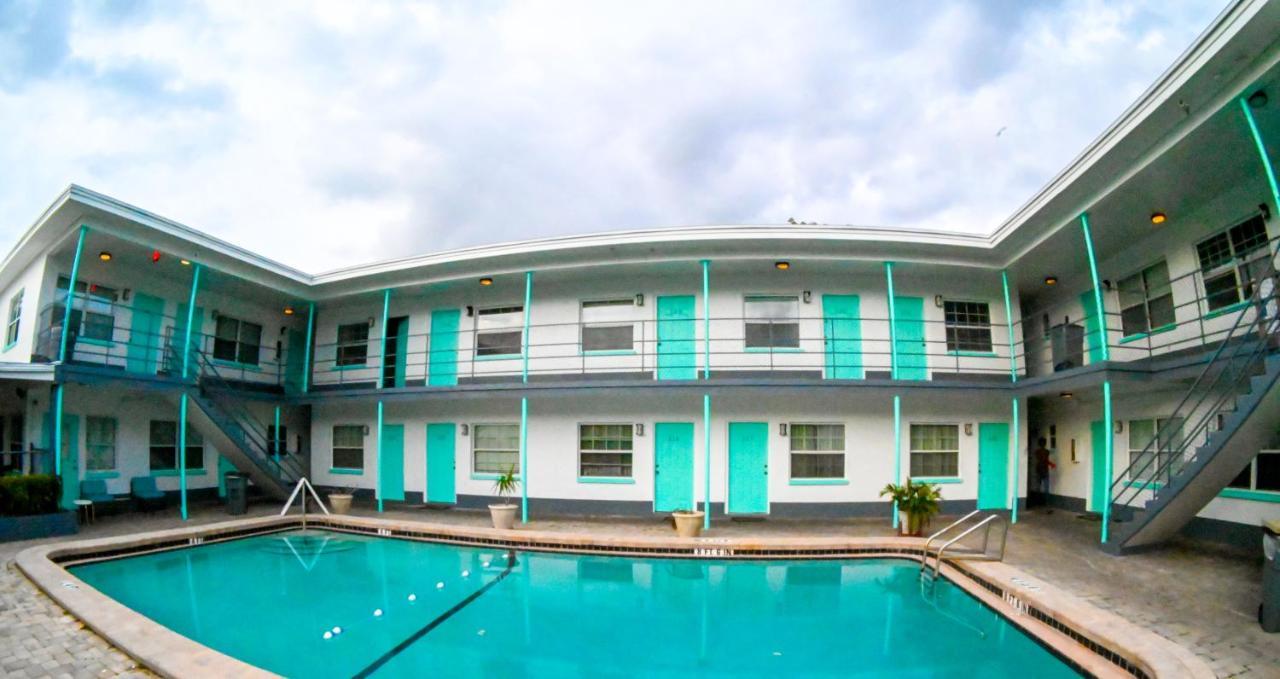 סיינט פיטרסברג Uptown Inn & Suites מראה חיצוני תמונה