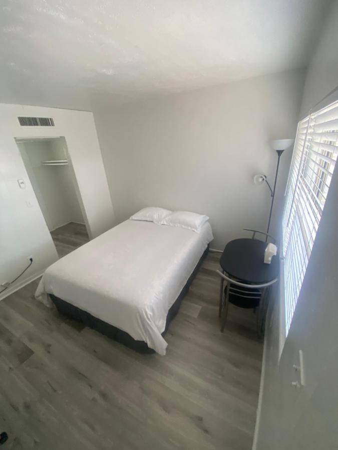 סיינט פיטרסברג Uptown Inn & Suites מראה חיצוני תמונה