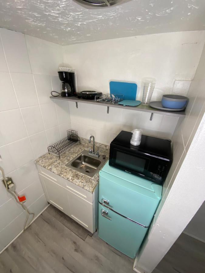 סיינט פיטרסברג Uptown Inn & Suites מראה חיצוני תמונה