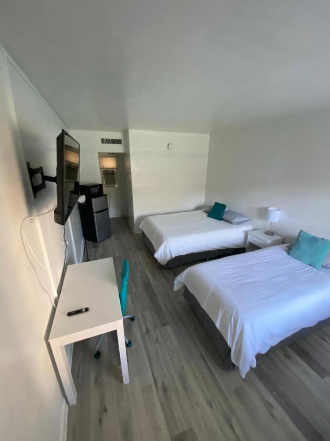 סיינט פיטרסברג Uptown Inn & Suites מראה חיצוני תמונה
