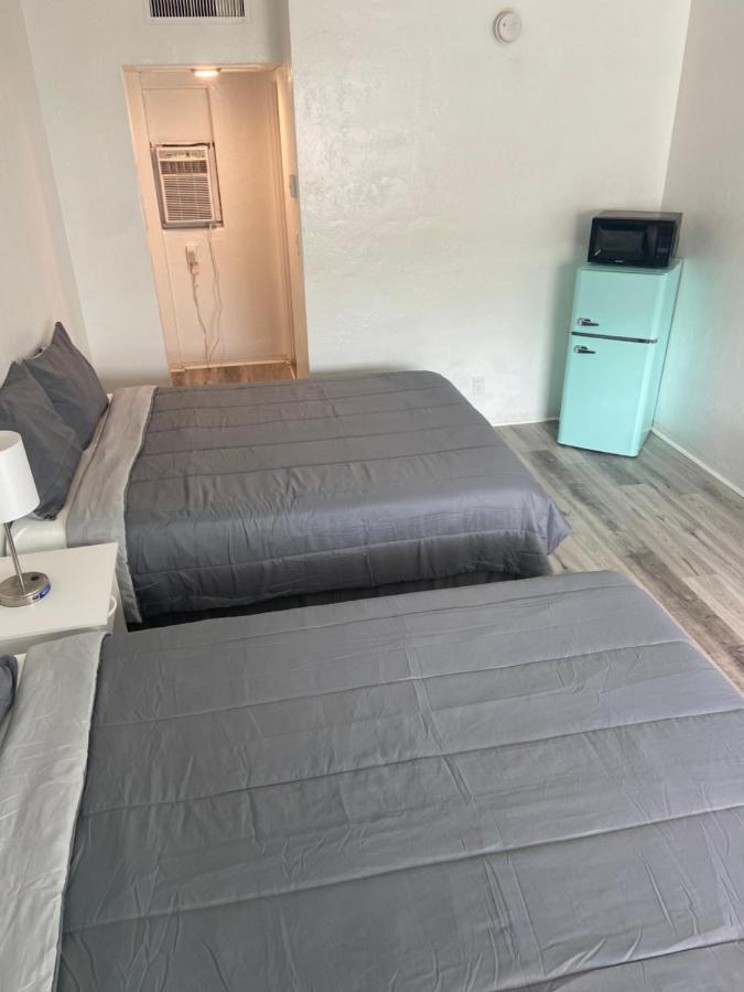 סיינט פיטרסברג Uptown Inn & Suites מראה חיצוני תמונה