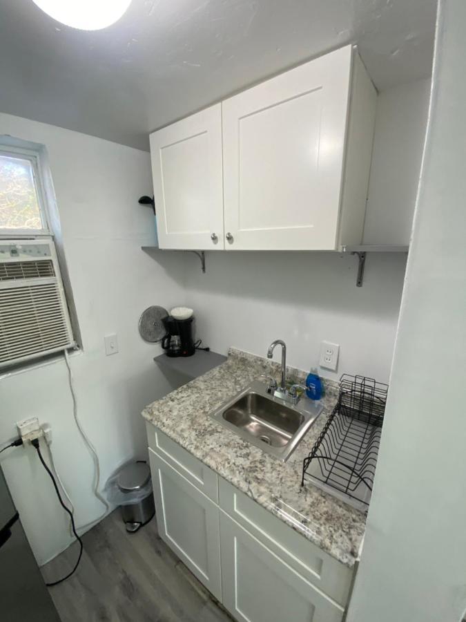 סיינט פיטרסברג Uptown Inn & Suites מראה חיצוני תמונה