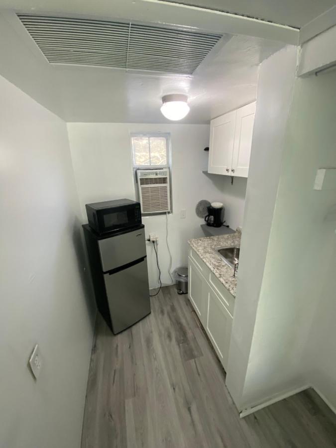 סיינט פיטרסברג Uptown Inn & Suites מראה חיצוני תמונה