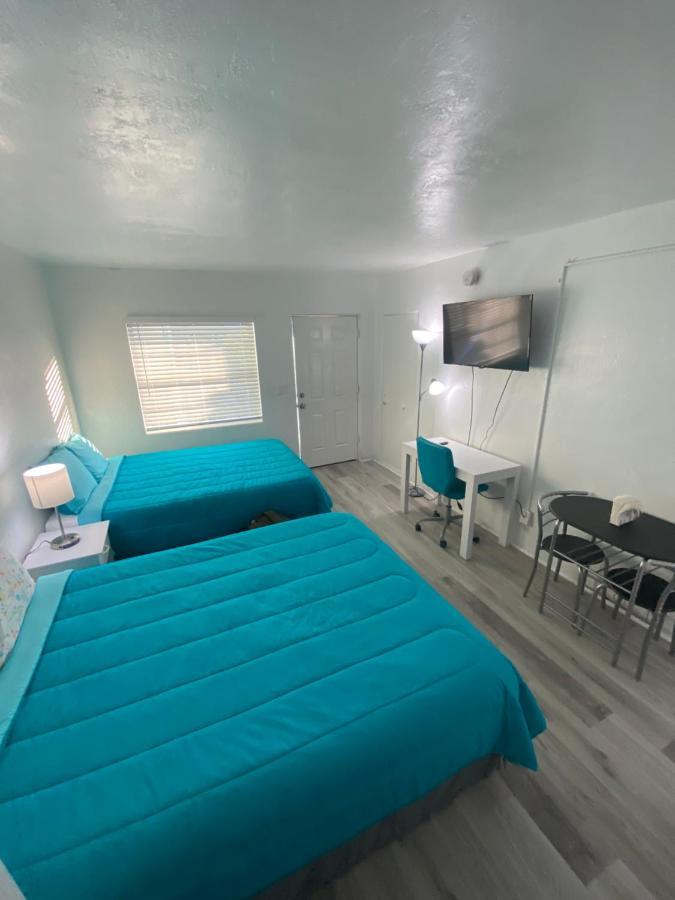סיינט פיטרסברג Uptown Inn & Suites מראה חיצוני תמונה