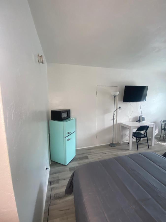 סיינט פיטרסברג Uptown Inn & Suites מראה חיצוני תמונה