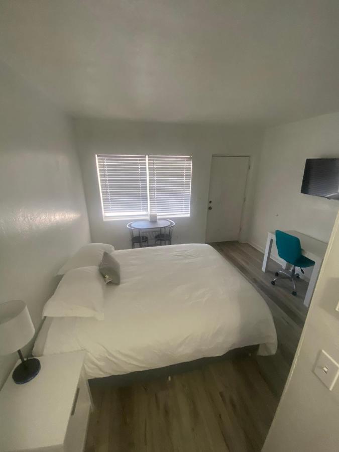 סיינט פיטרסברג Uptown Inn & Suites מראה חיצוני תמונה