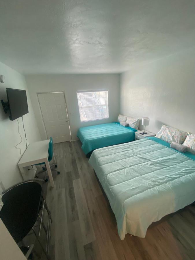 סיינט פיטרסברג Uptown Inn & Suites מראה חיצוני תמונה