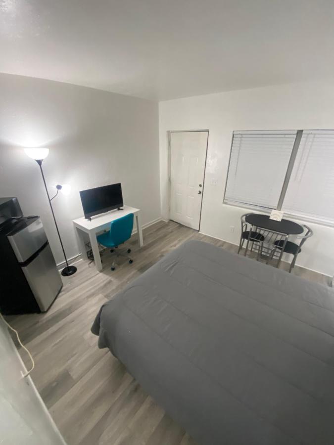 סיינט פיטרסברג Uptown Inn & Suites מראה חיצוני תמונה